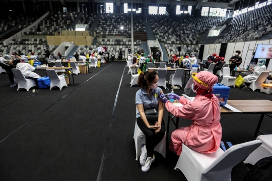 Suasana Vaksin Massal di Istora