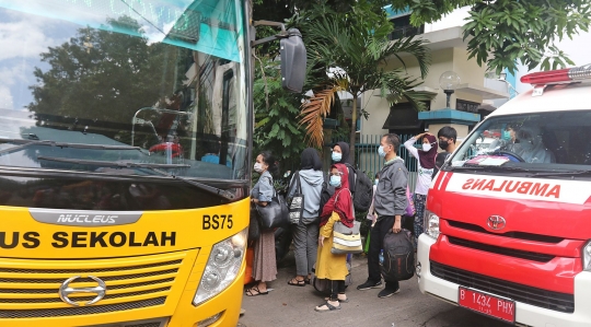 Pasien Covid-19 OTG Dijemput Bus Sekolah ke Tempat Isolasi