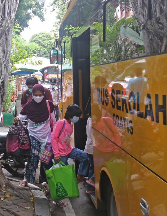 Pasien Covid-19 OTG Dijemput Bus Sekolah ke Tempat Isolasi