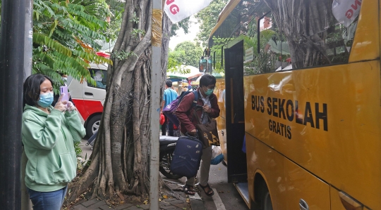 Pasien Covid-19 OTG Dijemput Bus Sekolah ke Tempat Isolasi