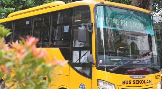 Pasien Covid-19 OTG Dijemput Bus Sekolah ke Tempat Isolasi