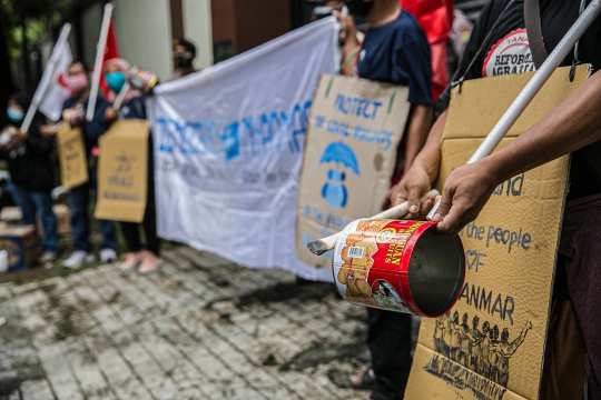 Aksi Damai Kecam Kudeta Militer di Kedubes Myanmar