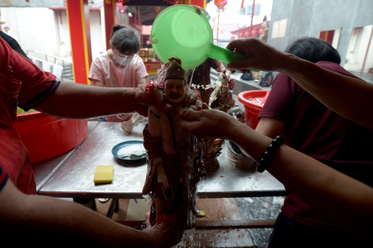 Ritual Memandikan Patung Dewa di Wihara Toasebio