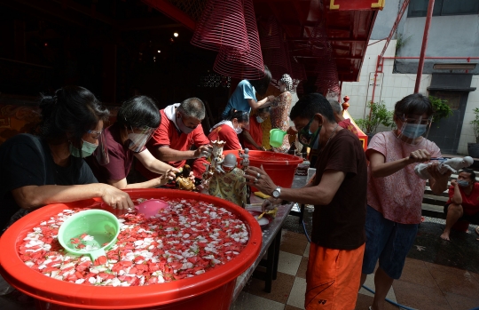 Ritual Memandikan Patung Dewa di Wihara Toasebio