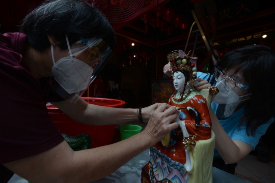 Ritual Memandikan Patung Dewa di Wihara Toasebio