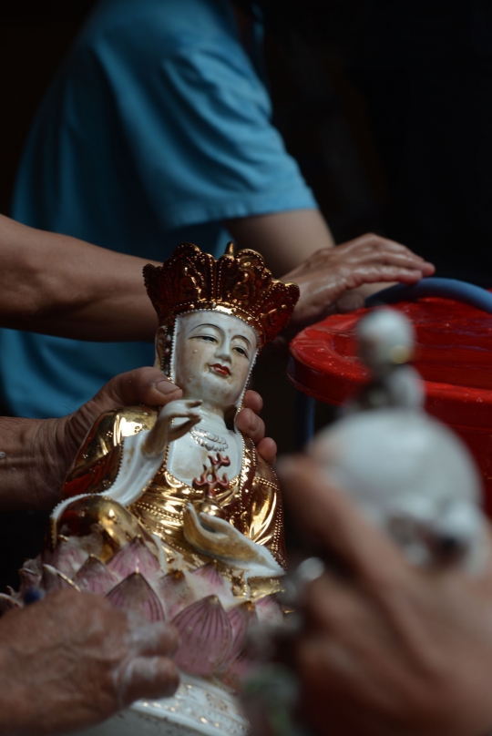 Ritual Memandikan Patung Dewa di Wihara Toasebio