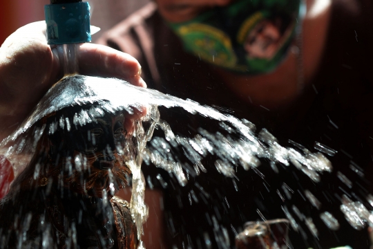 Ritual Memandikan Patung Dewa di Wihara Toasebio