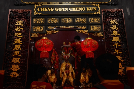 Ritual Memandikan Patung Dewa di Wihara Toasebio