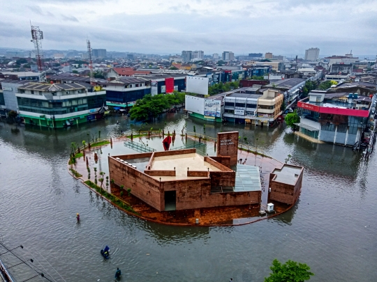 Semarang Dikepung Banjir Seusai Hujan Semalaman