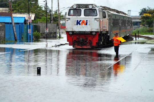 Semarang Dikepung Banjir Seusai Hujan Semalaman