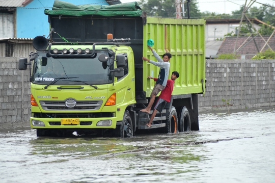 Semarang Dikepung Banjir Seusai Hujan Semalaman