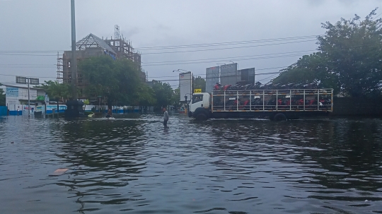 Semarang Dikepung Banjir Seusai Hujan Semalaman