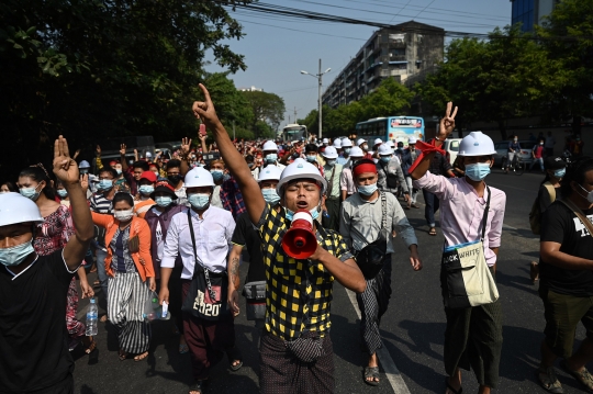 Ribuan Rakyat Myanmar Turun ke Jalan untuk Lawan Kudeta Militer