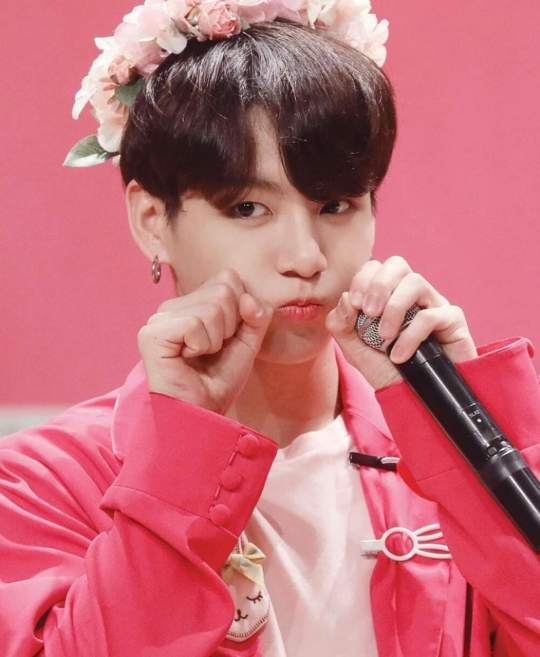 5 Potret Jungkook BTS Tampil Beda dengan Baju Pink, Asli Gemesin Banget