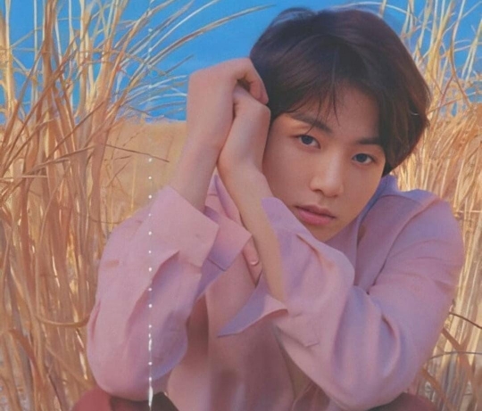 5 Potret Jungkook BTS Tampil Beda dengan Baju Pink, Asli Gemesin Banget