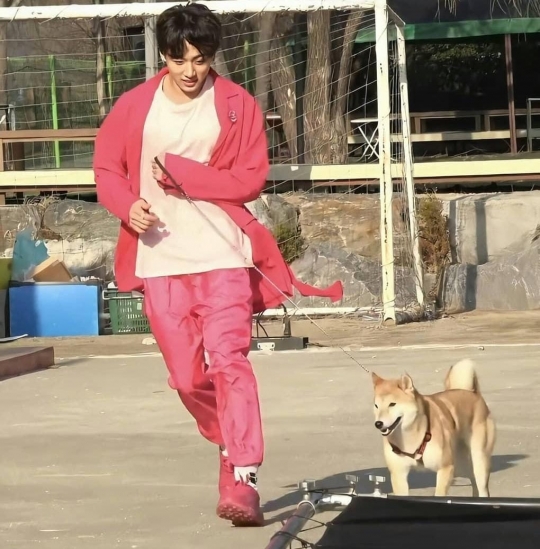 5 Potret Jungkook BTS Tampil Beda dengan Baju Pink, Asli Gemesin Banget
