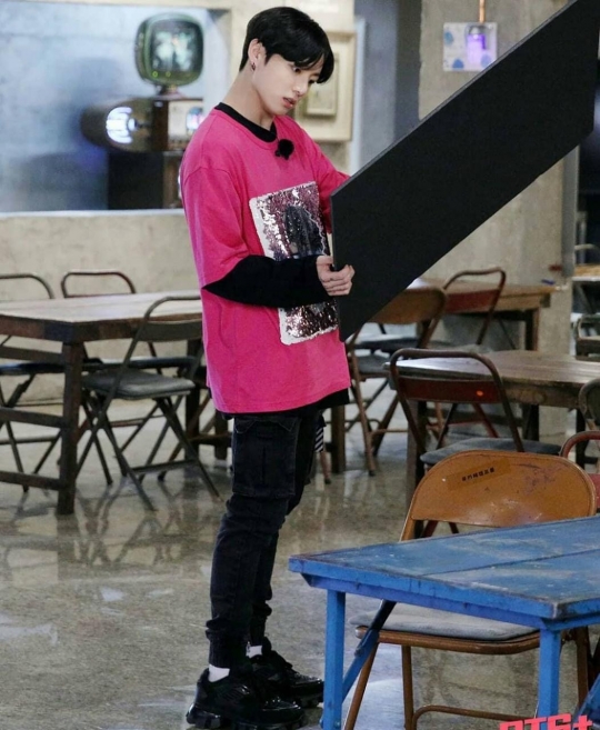 5 Potret Jungkook BTS Tampil Beda dengan Baju Pink, Asli Gemesin Banget