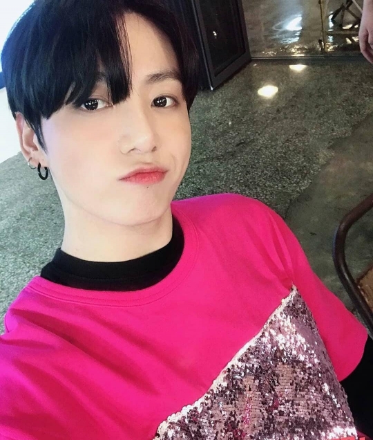 5 Potret Jungkook BTS Tampil Beda dengan Baju Pink, Asli Gemesin Banget