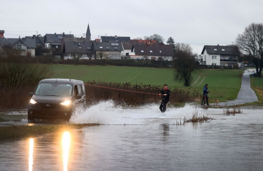 Memanfaatkan Banjir untuk Bermain Wakeskate