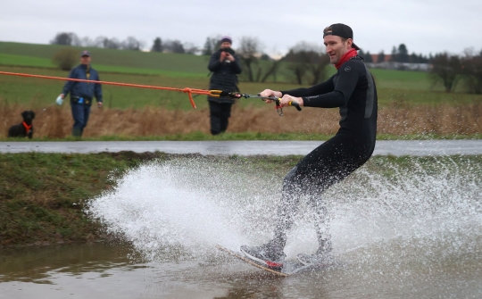 Memanfaatkan Banjir untuk Bermain Wakeskate