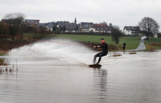 Memanfaatkan Banjir untuk Bermain Wakeskate