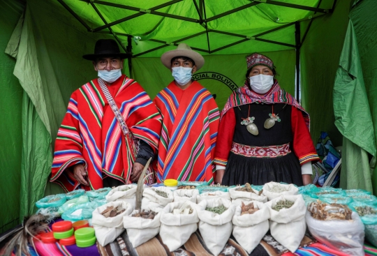 Dukun Wanita Aymara Racik Ramuan Melawan Corona