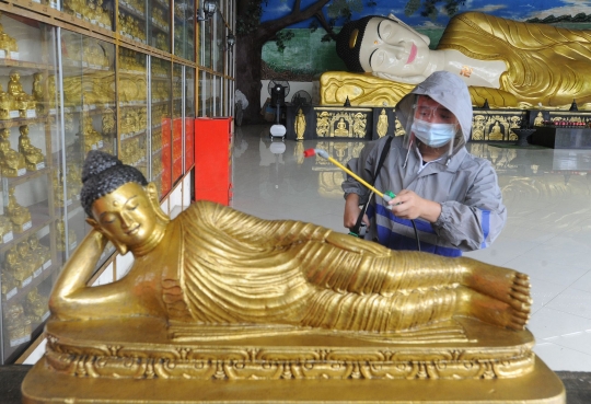 Sambut Imlek, Patung Budha Tidur di Bogor Dibersihkan