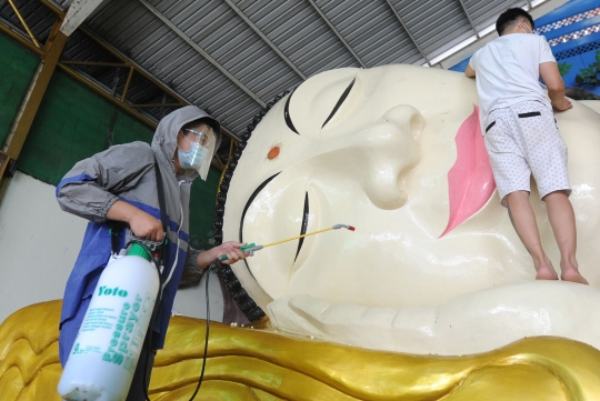 Sambut Imlek, Patung Budha Tidur di Bogor Dibersihkan