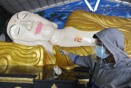 Sambut Imlek, Patung Budha Tidur di Bogor Dibersihkan