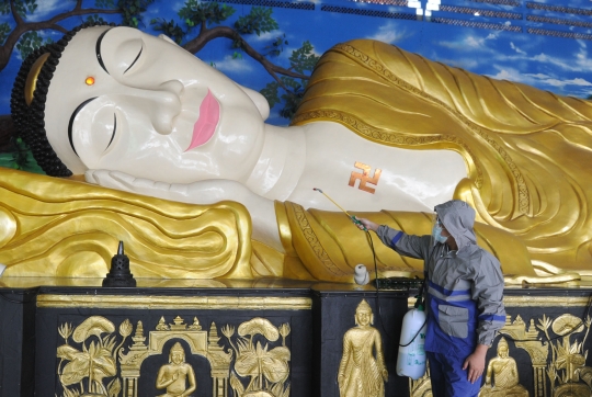 Sambut Imlek, Patung Budha Tidur di Bogor Dibersihkan