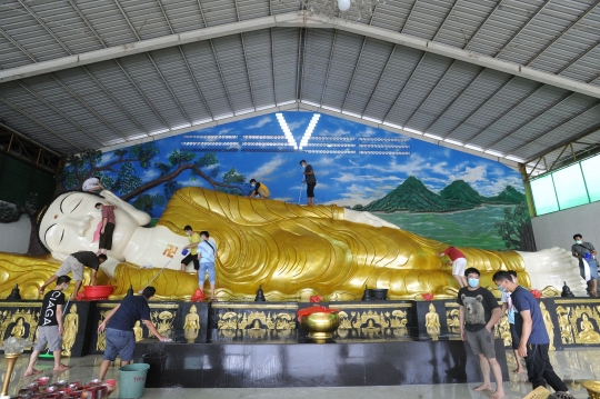 Sambut Imlek, Patung Budha Tidur di Bogor Dibersihkan