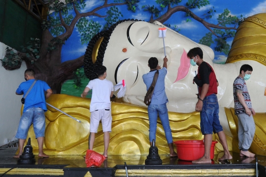 Sambut Imlek, Patung Budha Tidur di Bogor Dibersihkan