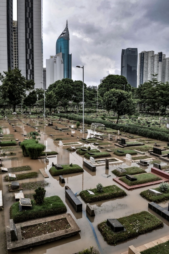 Banjir Rendam TPU Karet Bivak