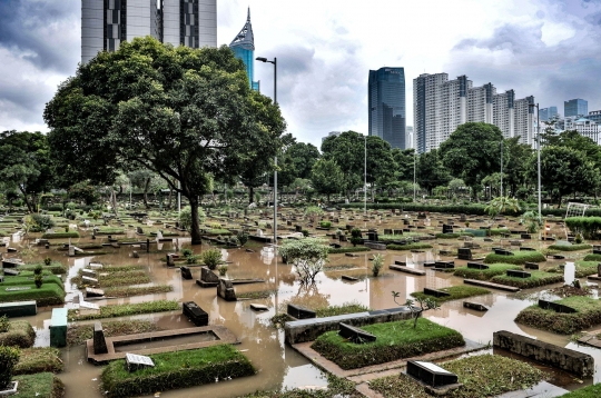 Banjir Rendam TPU Karet Bivak