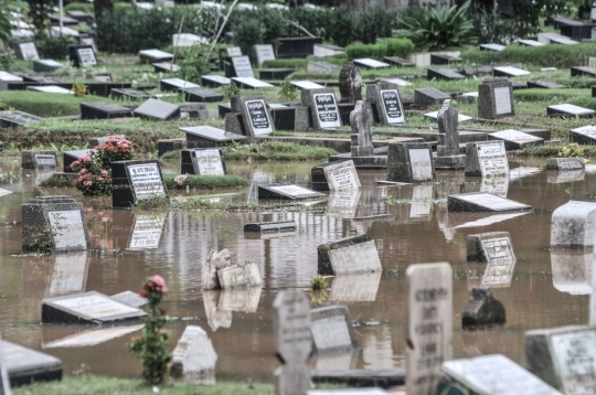 Banjir Rendam TPU Karet Bivak