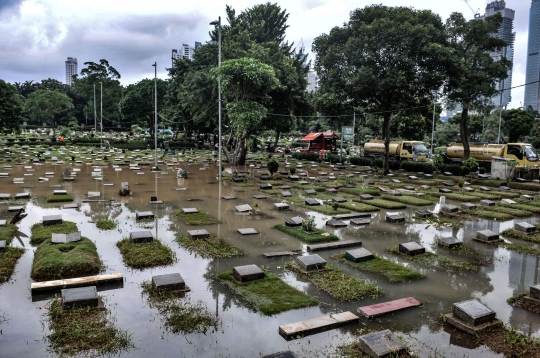 Banjir Rendam TPU Karet Bivak