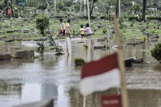 Banjir Rendam TPU Karet Bivak