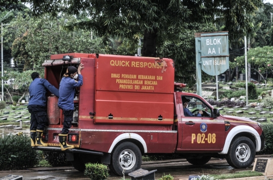 Banjir Rendam TPU Karet Bivak