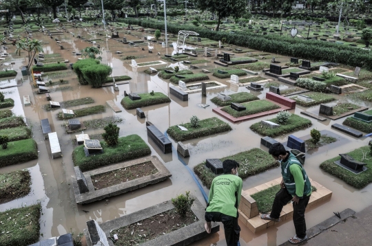 Banjir Rendam TPU Karet Bivak