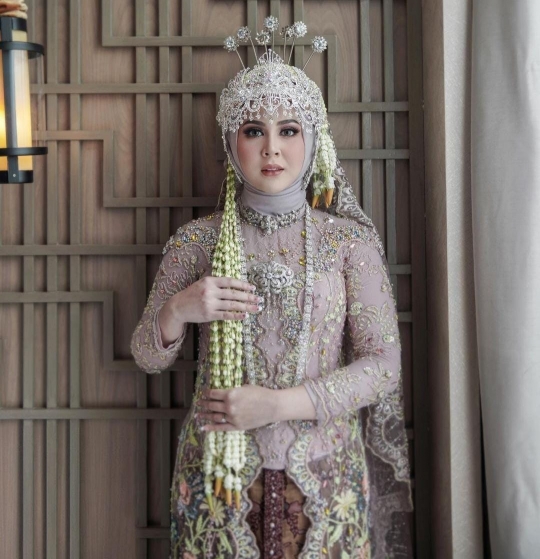 Berbalut Kebaya Modern, Intip Potret Cantik Kesha Ratuliu di Hari Pernikahannya