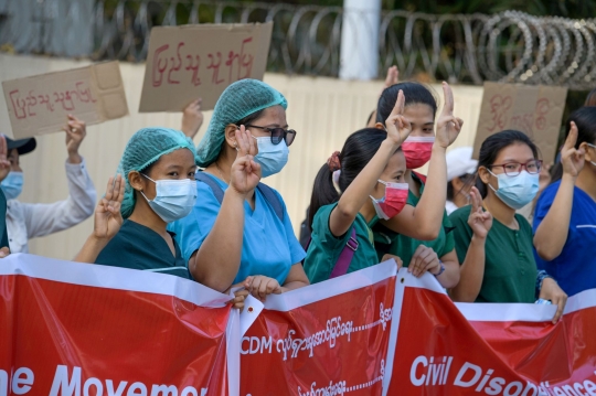 Aksi Tenaga Kesehatan Protes Kudeta Militer Myanmar