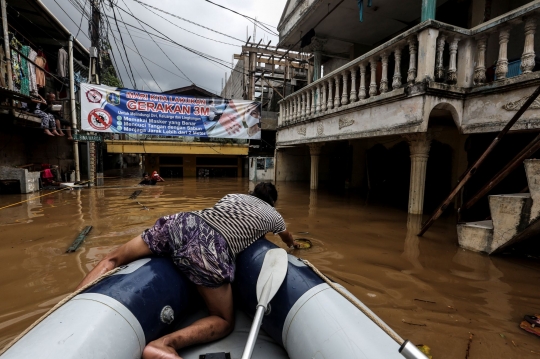 Banjir 2 Meter Rendam Kelurahan Rawa Jati