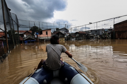 Banjir 2 Meter Rendam Kelurahan Rawa Jati