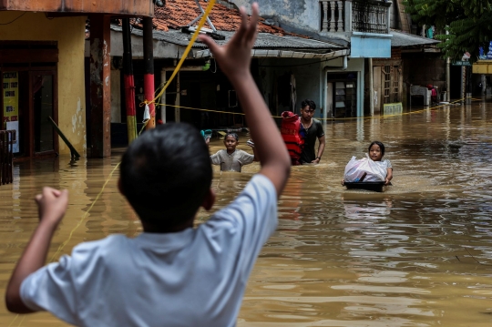 Banjir 2 Meter Rendam Kelurahan Rawa Jati