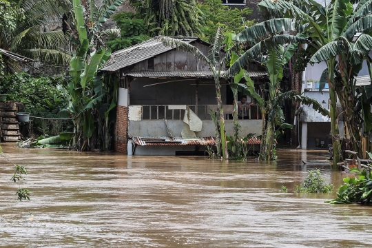 Banjir 2 Meter Rendam Kelurahan Rawa Jati