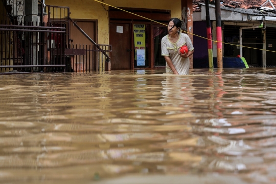 Banjir 2 Meter Rendam Kelurahan Rawa Jati