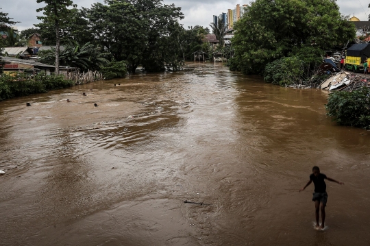 Aksi Nekat Anak-Anak Lompat ke Sungai Ciliwung yang Meluap