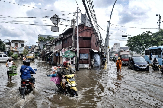 Banjir Lumpuhkan Jalan Jatinegara Barat