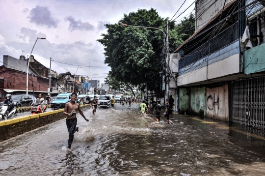 Banjir Lumpuhkan Jalan Jatinegara Barat