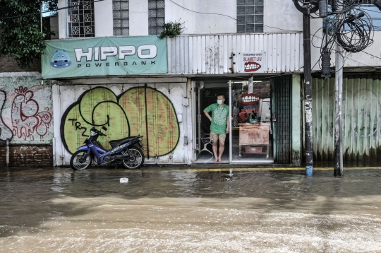 Banjir Lumpuhkan Jalan Jatinegara Barat